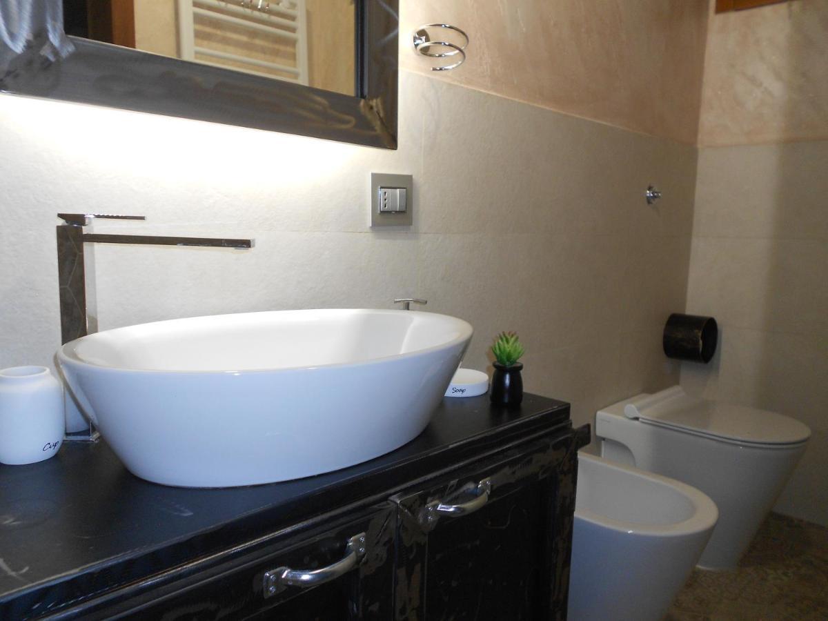 Alloggio Turistico Rizzuto - Centro Storico Bracciano  Luaran gambar